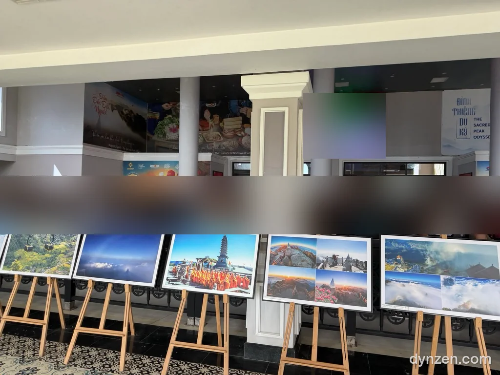 The Hoang Lien Station hall, a dense crowd waiting behind an easel with a Fansipan photo