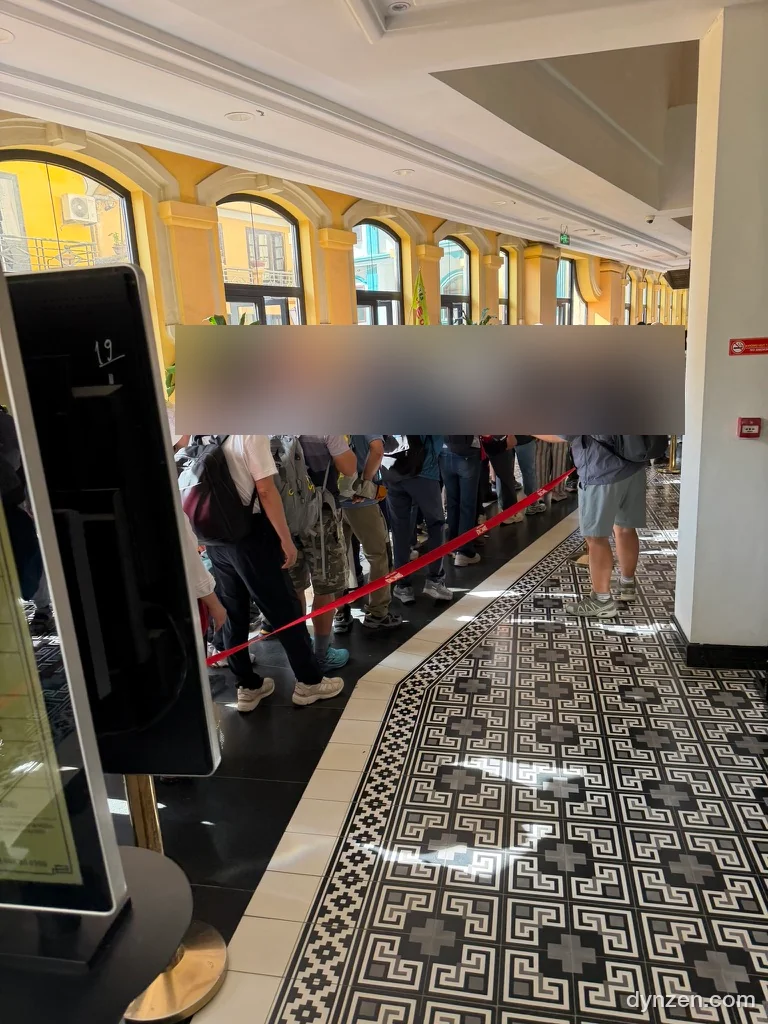 The Sapa Station hall, a regular queue running along a red rope to the end of the hall