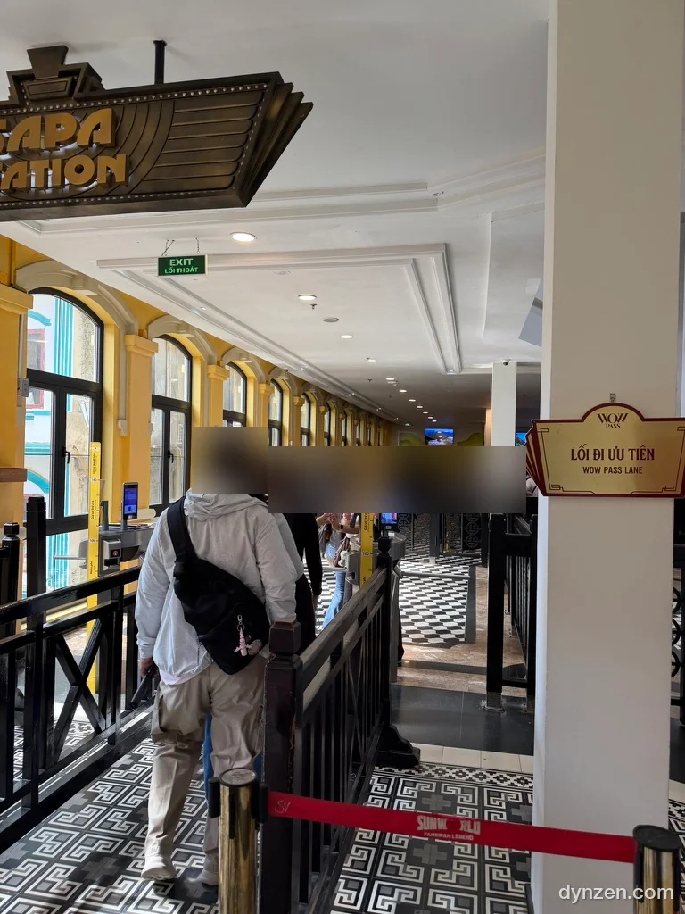 The Sapa Station hall, the lane next to a ‘LỐI ĐI ƯU TIÊN WOW PASS LANE’ sign