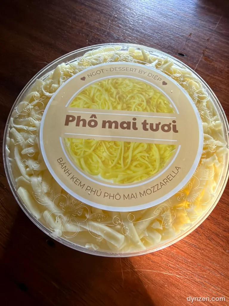 Pung-hyang-go cheesecake, a round cake in a box with a Phô mai tươi lid
