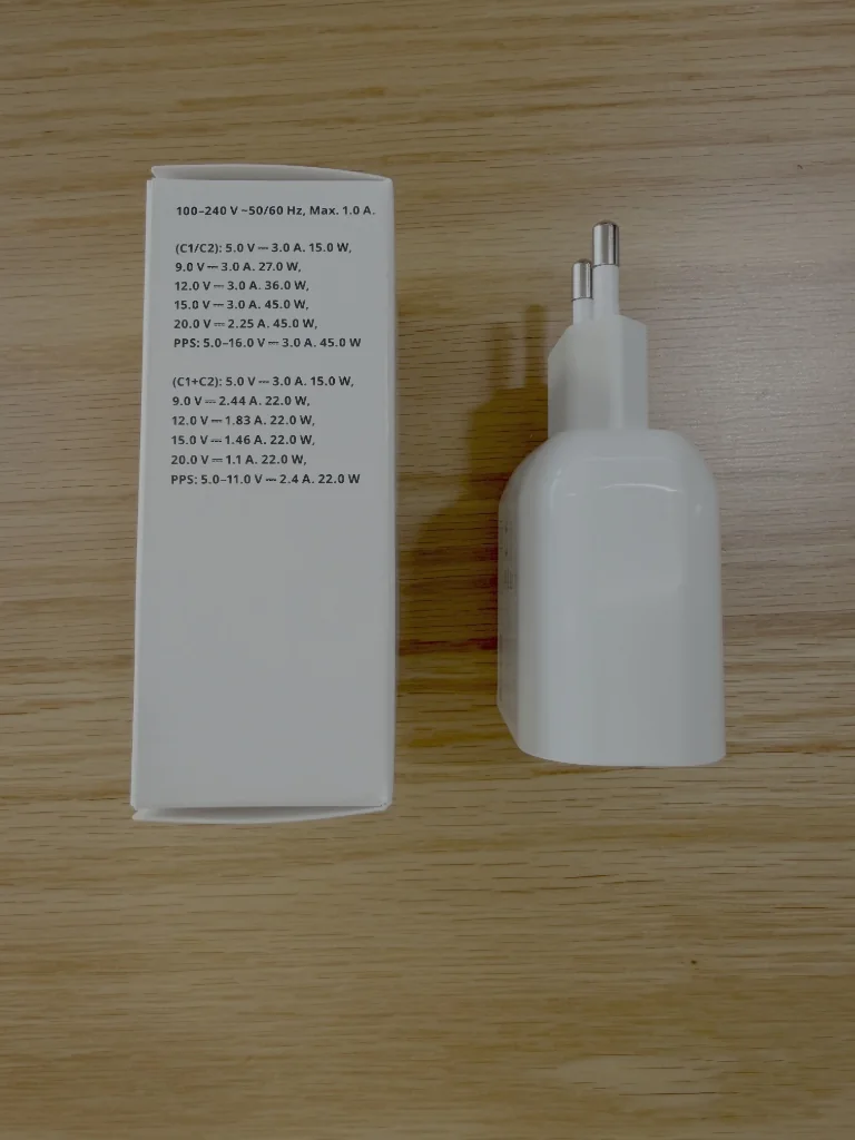 박스 뒷면에 깨알같이 적힌 출력 사양들. PPS 45W 지원이 선명하다.