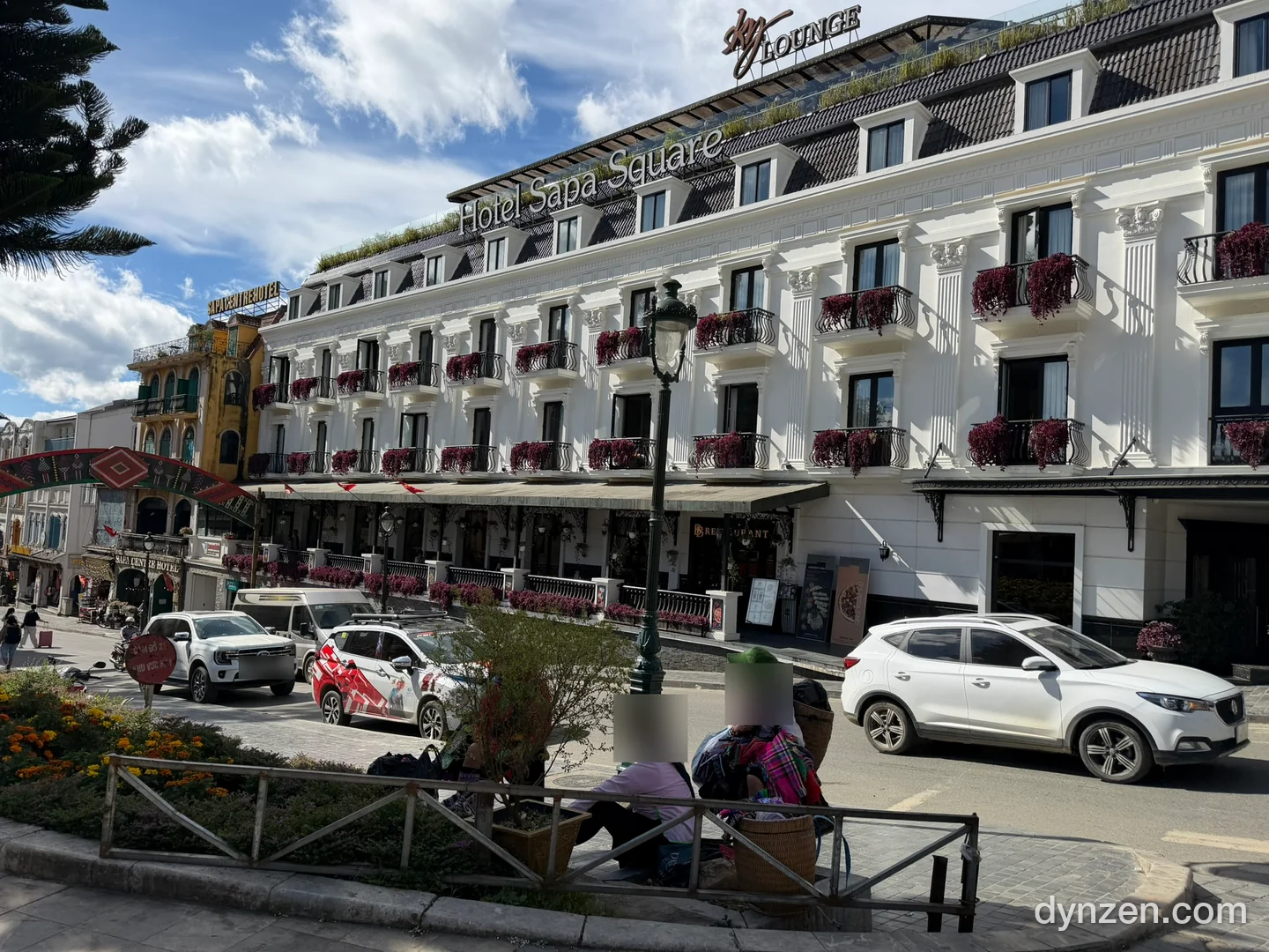 Hotel Sapa Square 외관, 1층 BB 레스토랑과 발코니마다 걸린 붉은 꽃