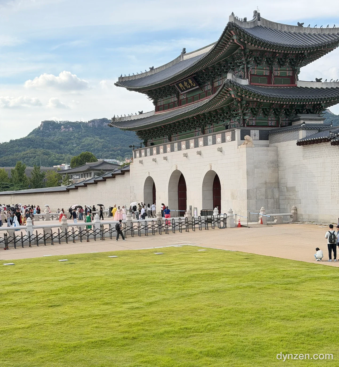 광화문과 뒤편 북악산, 앞 잔디밭