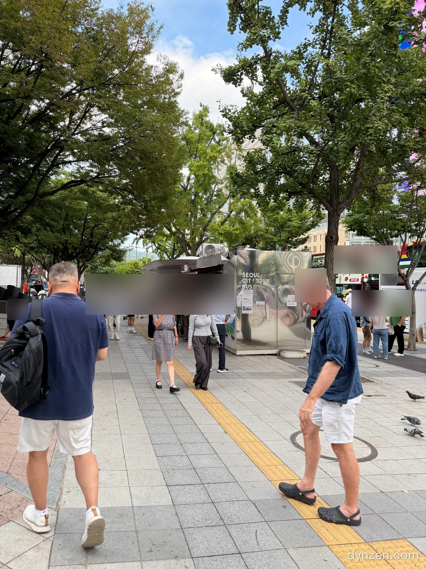 세종대로 인도 위 서울시티투어버스 은색 매표소 부스