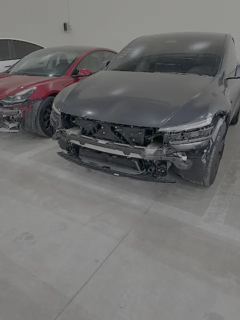 테슬라 수리 대기 중인 차량들