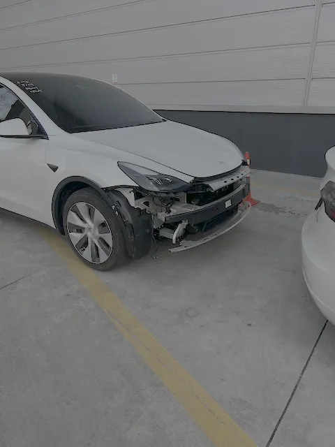 수리 진행 중인 모델Y