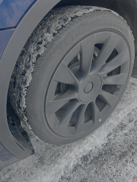 눈이 엉겨 붙은 휠과 타이어