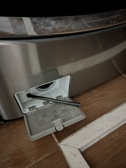 세탁기 전면 서비스 커버와 잔수 제거 호스 위치